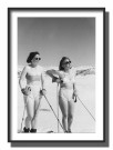 To kvinner nyter sola i skisporet  retro fotografi , retro plakat  thumbnail