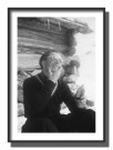 Mann i solveggen smører seg med solkrem retro fotografi , retro plakat  thumbnail