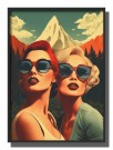 To retrodamer med rødt og blondt hår foran fjellet     thumbnail