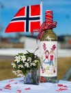 2 BARN MED NORSKE FLAGG , flaskeetikett  thumbnail