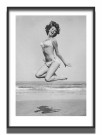 Hoppende dame på stranden, Retro fotografi  thumbnail