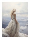  kvinne i hvit kjole ser utover et snødekt fjellandskap thumbnail