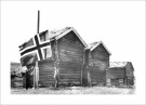 Flaggheising ved stabbur – Norsk bygdeliv på 1930-tallet, retro fotografi , retro plakat  thumbnail