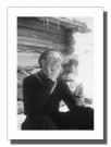 Mann i solveggen smører seg med solkrem retro fotografi , retro plakat  thumbnail