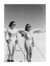 To kvinner nyter sola i skisporet  retro fotografi , retro plakat  thumbnail