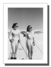 To kvinner nyter sola i skisporet  retro fotografi , retro plakat  thumbnail