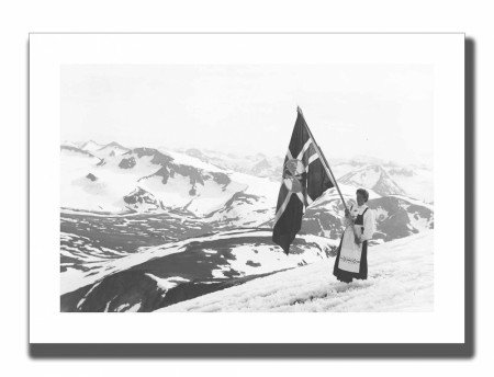 Stolt i fjellet – Bunad og flagg i norsk natur, retro fotografi , retro plakat 