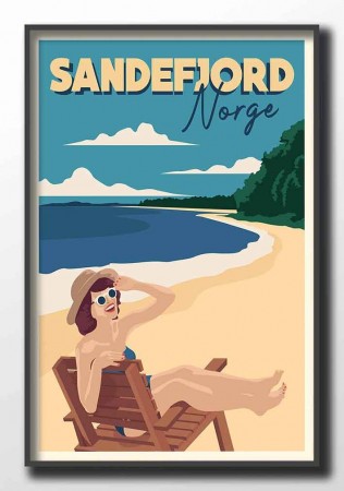Sandefjord , dame i stol på stranden 
