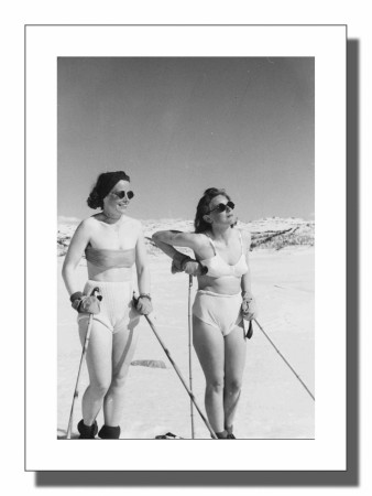 To kvinner nyter sola i skisporet  retro fotografi , retro plakat 