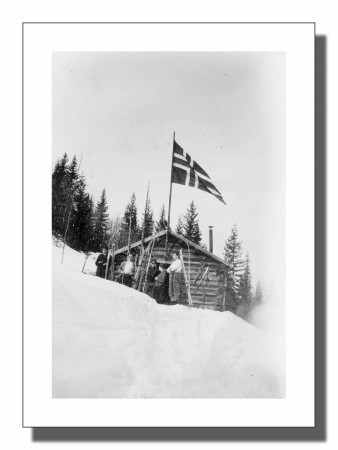 Vinteridyll ved hytta , retro fotografi , retro plakat 